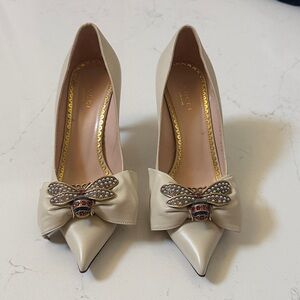 Gucci Ivory Leather Pointed-Toe Heels with Crystal Bee and Bow